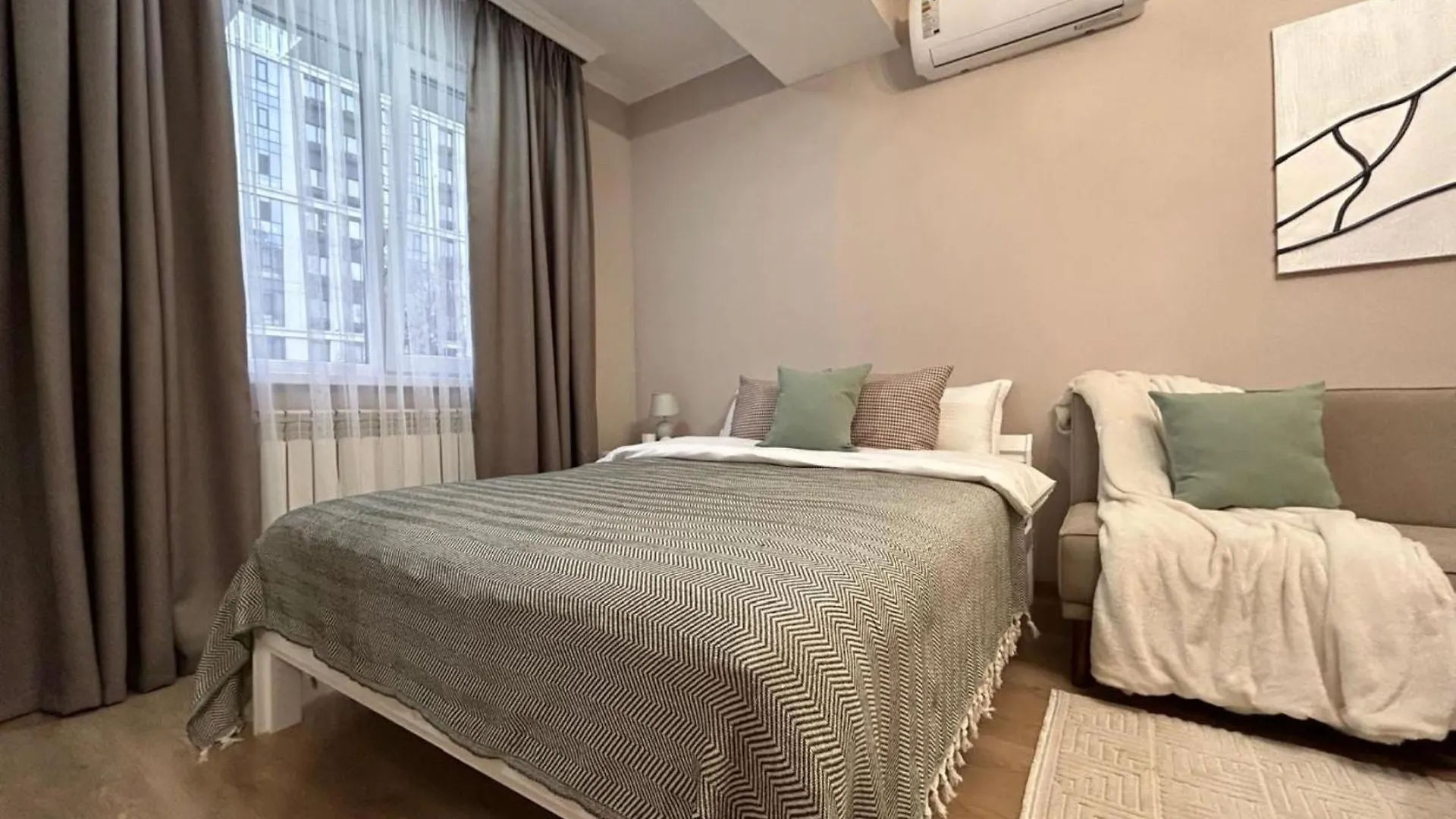 Апарт -Отель Жк Молодежный Из 20 Апартаментов В Центре Города Almaty Apartmán